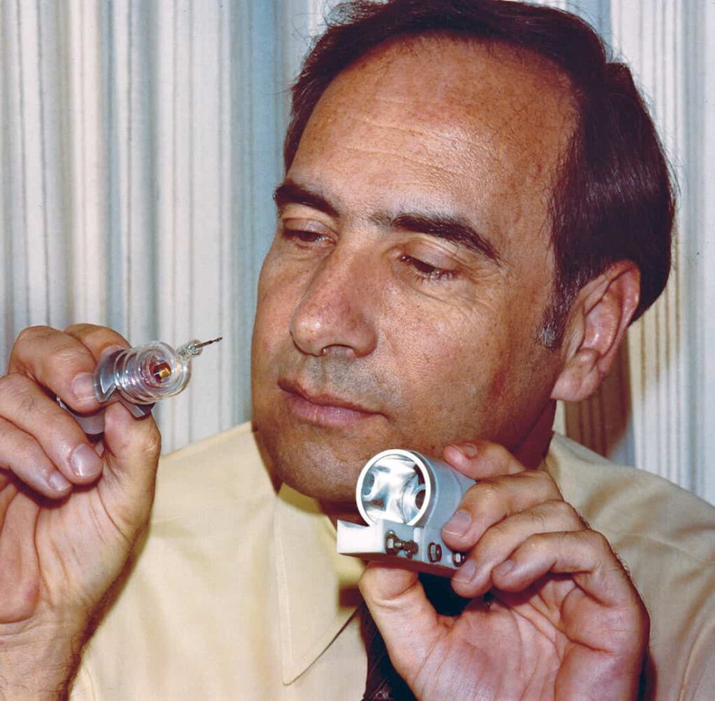 Theodore H. Maiman con la primera implementación de un láser